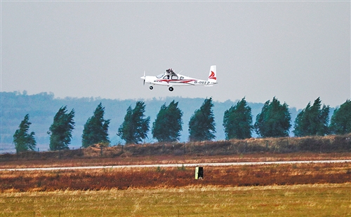 國內首架四座電動飛機首飛成功