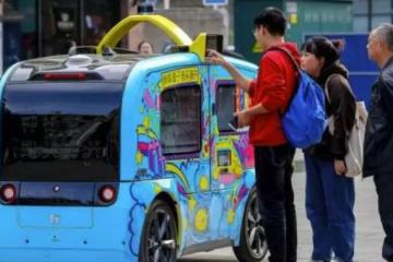 5G無人駕駛售貨車亮相武漢步行街