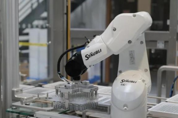 機器人自動化單元完成檢查、貼標簽和碼垛